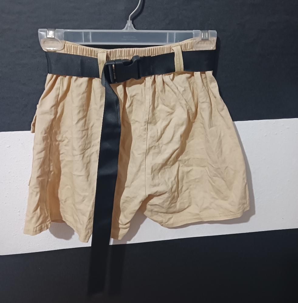 Women Beige cargo elastic shorts - Picture 2 of 10
